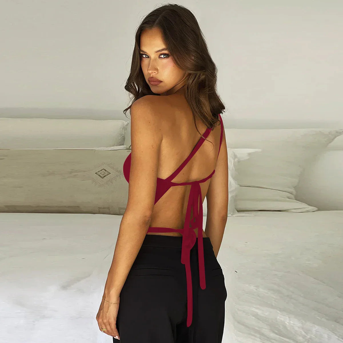 top blouses : Isabella - Haut Asymétrique Stylé à Une Épaule avec Dos Ouvert in van Seroa