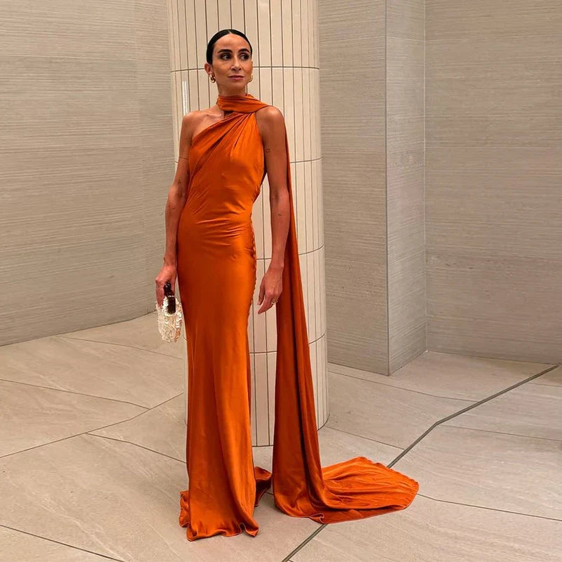 dresses : Lia – Robe de Soirée Sophistiquée avec Dos Ouvert et Traîne Fluide in Orange van Seroa