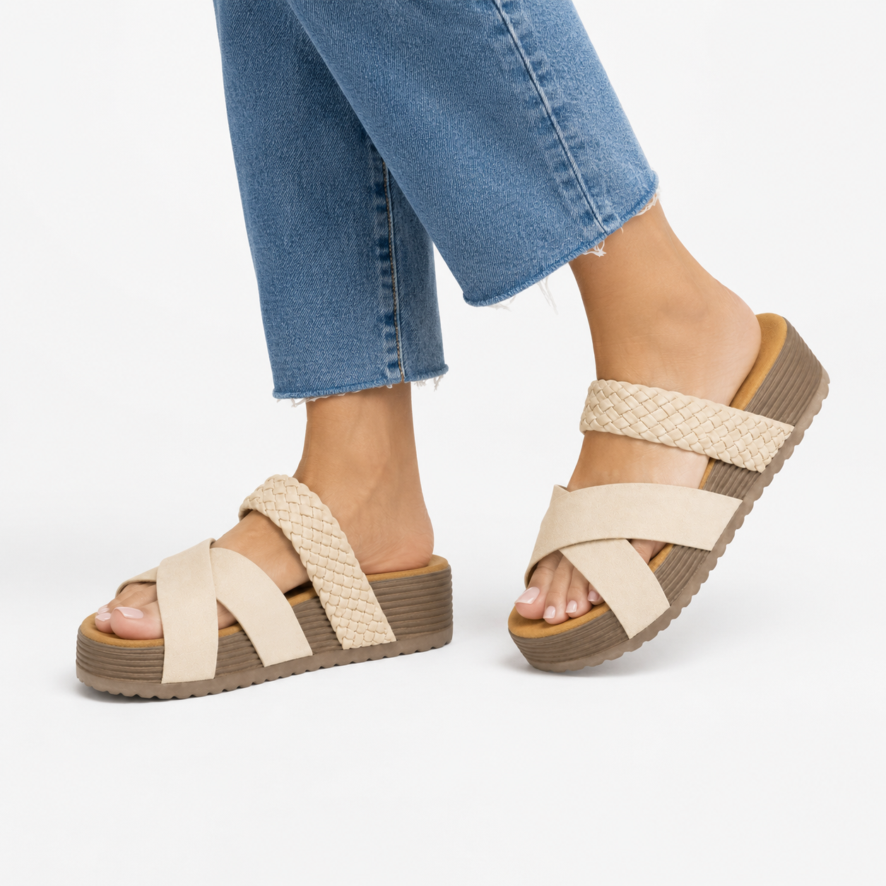 Bequeme Plateausandalen mit geflochtenen Riemen