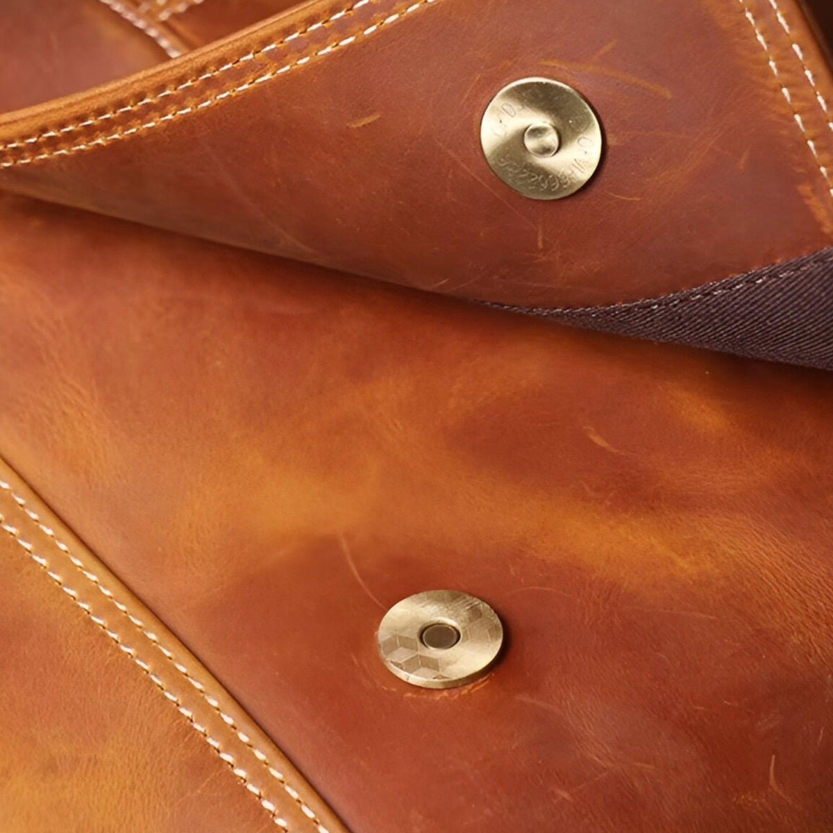 Sac Messenger Bandoulière en Cuir Intemporel et Robuste