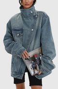 Künstlerische Damenjeansjacke - Verwaschener blauer Baumwoll-Denim Eng geschnitten
