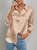 Satinbluse mit dezentem Leopardenmuster und Verschluss