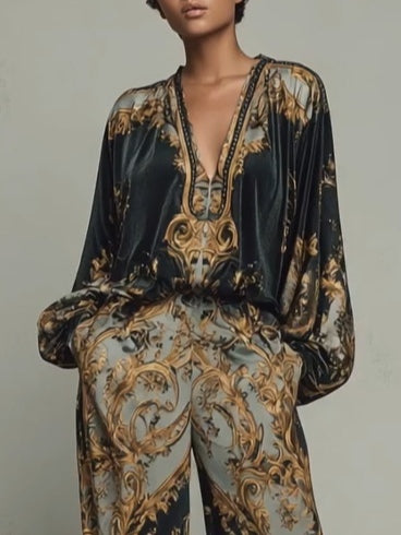 Oberteil im Barockstil mit verziertem Blumenmuster und weit geschnittene Hose