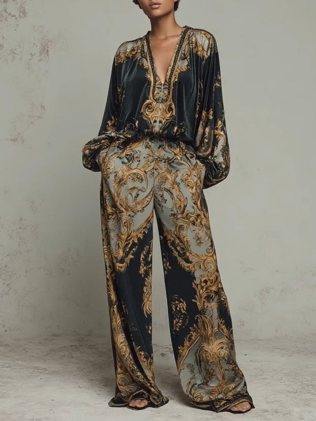 Oberteil im Barockstil mit verziertem Blumenmuster und weit geschnittene Hose
