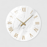 Horloge Murale Effet Marbre – Chiffres Romains Dorés et Élégance Classique
