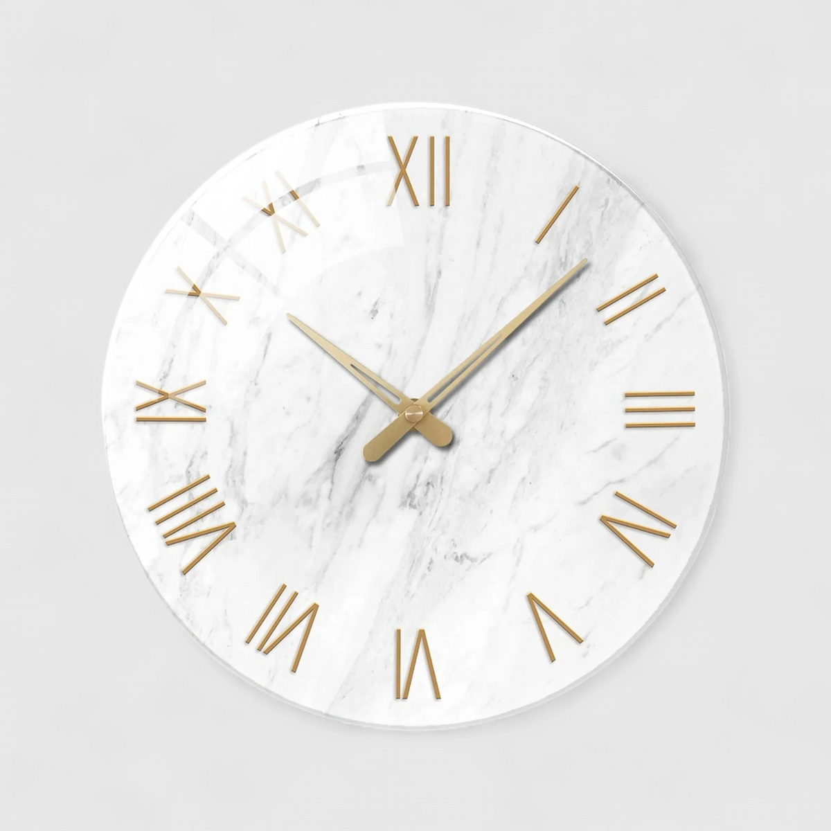 Horloge Murale Effet Marbre – Chiffres Romains Dorés et Élégance Classique