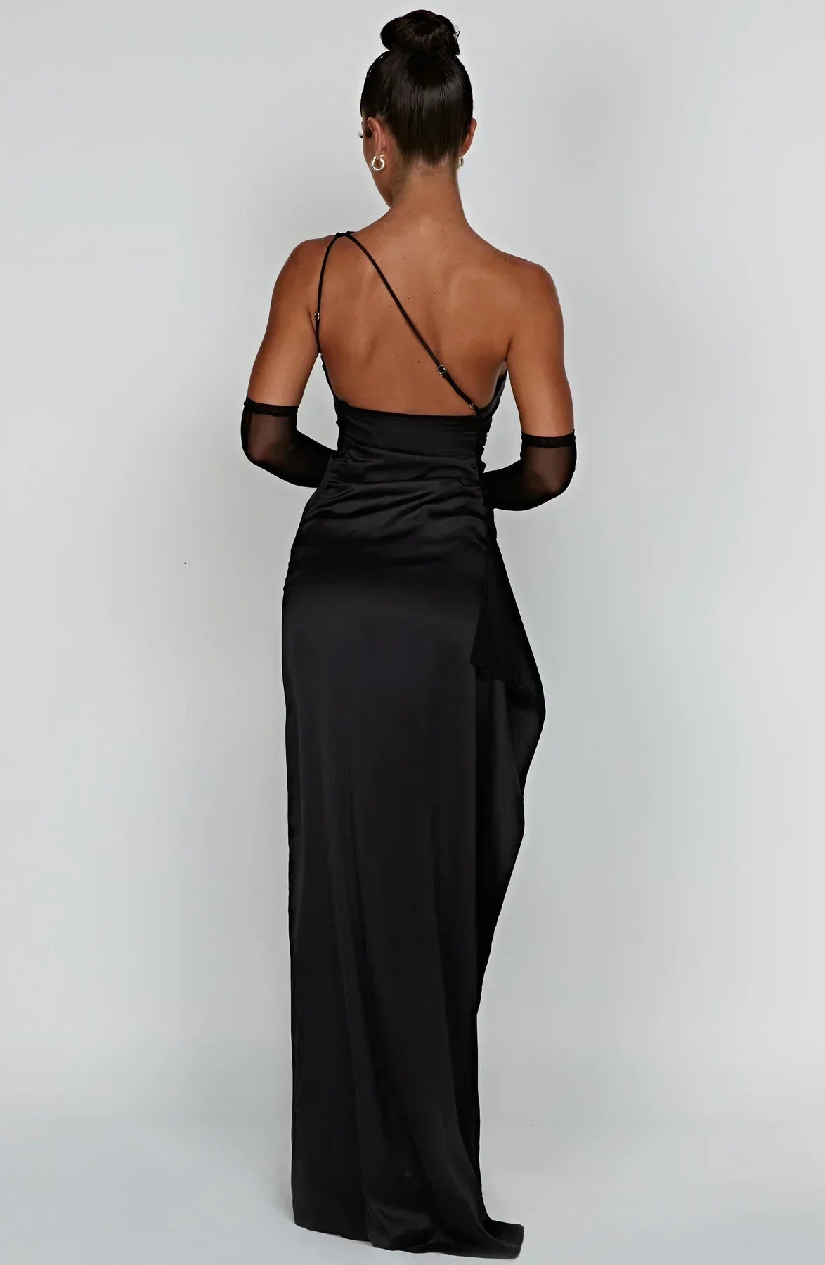 dresses : Valeria – Robe de soirée élégante en satin, asymétrique avec fente haute in van Seroa