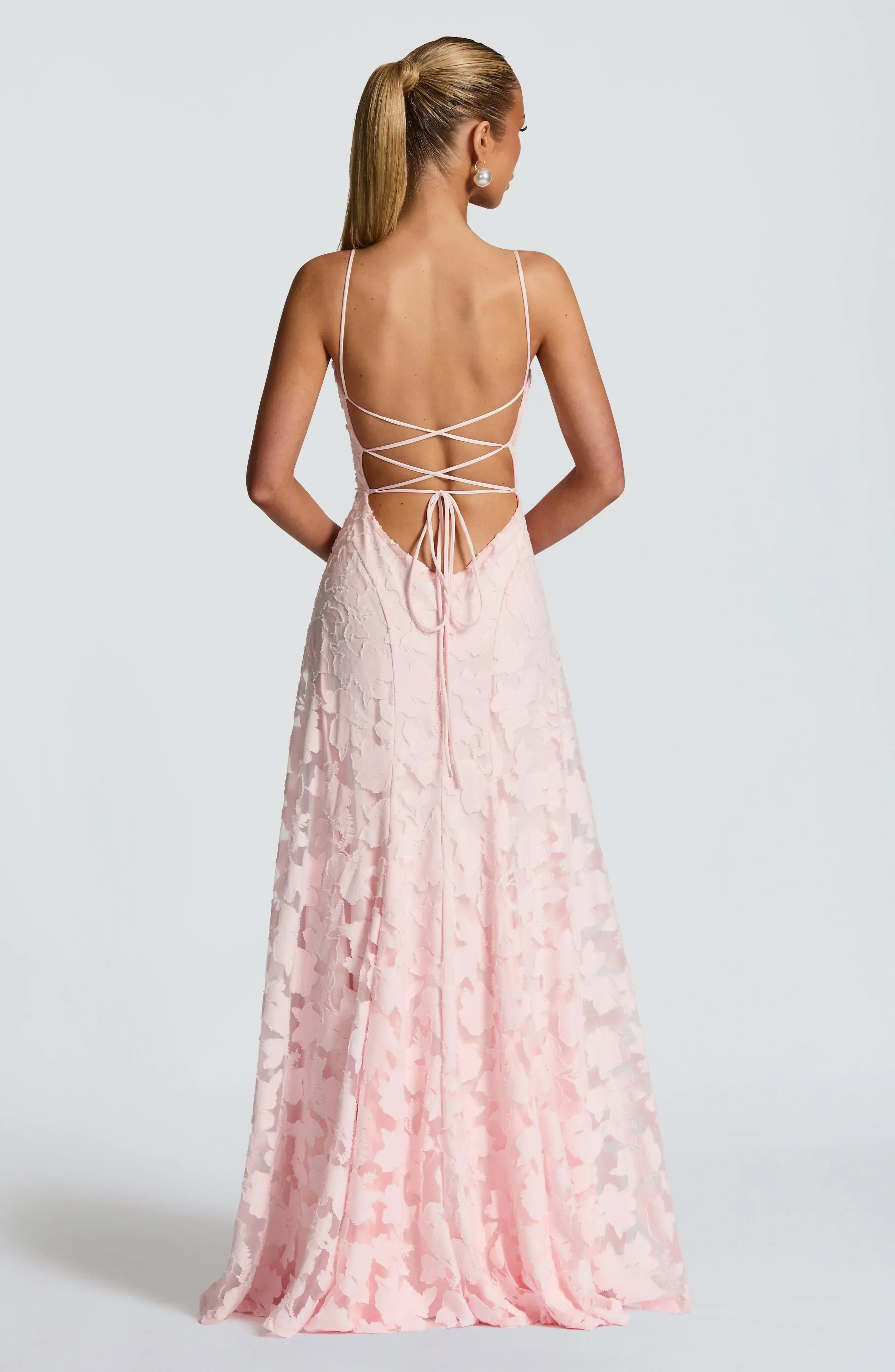 Robe longue Aveline noire en dentelle et satin pour femme