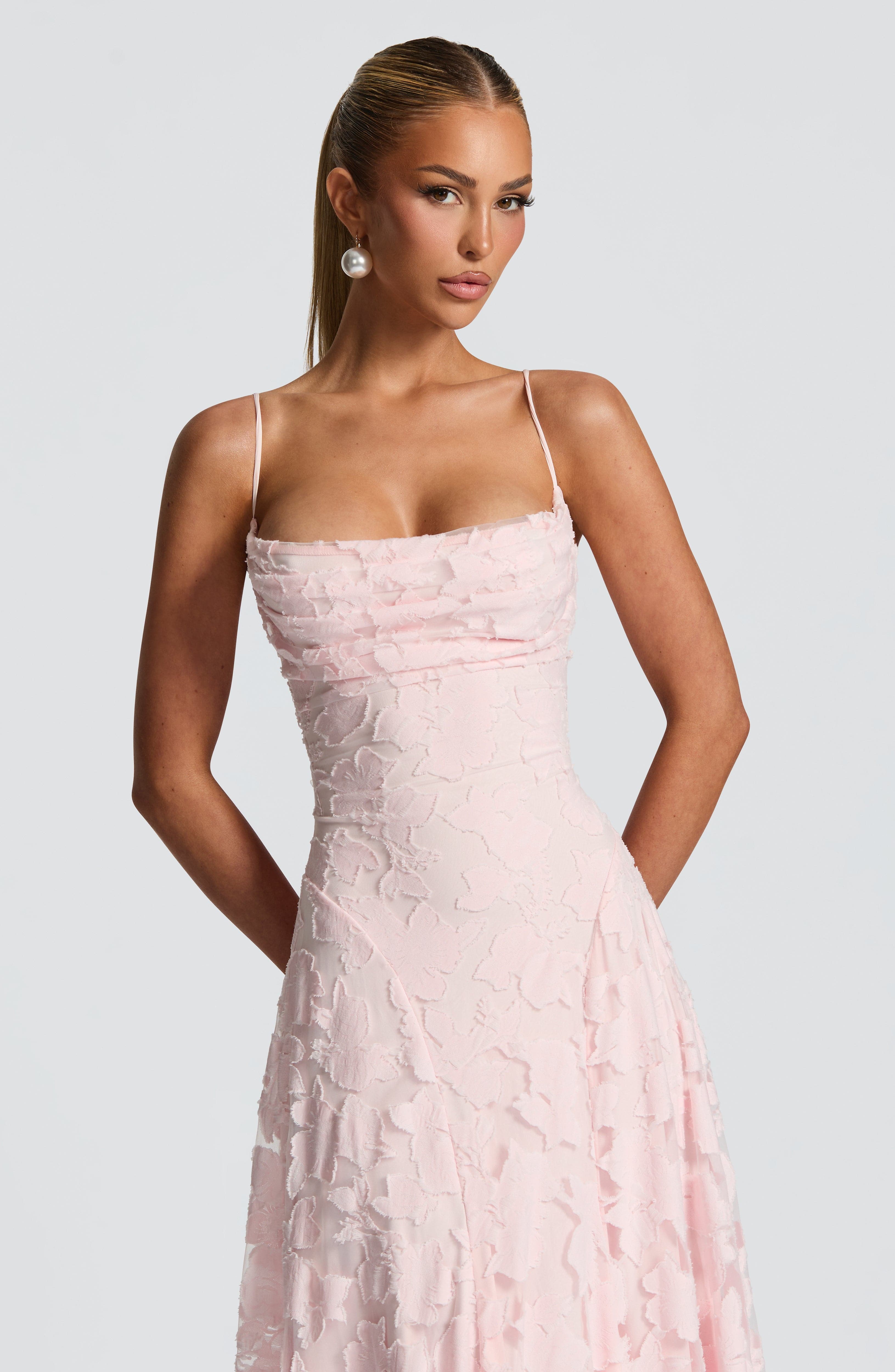 Robe longue Aveline noire en dentelle et satin pour femme