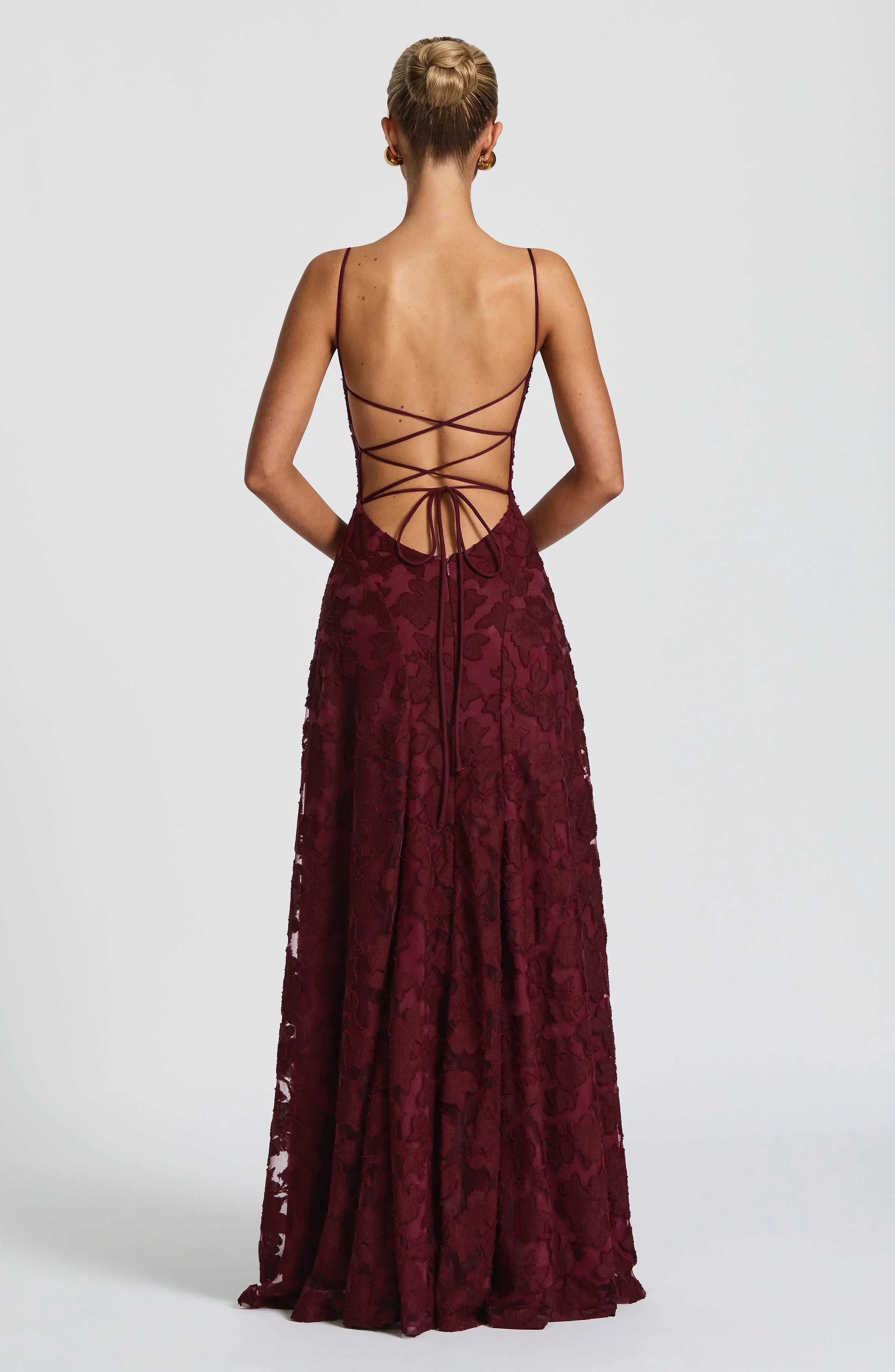 Robe longue Aveline noire en dentelle et satin pour femme
