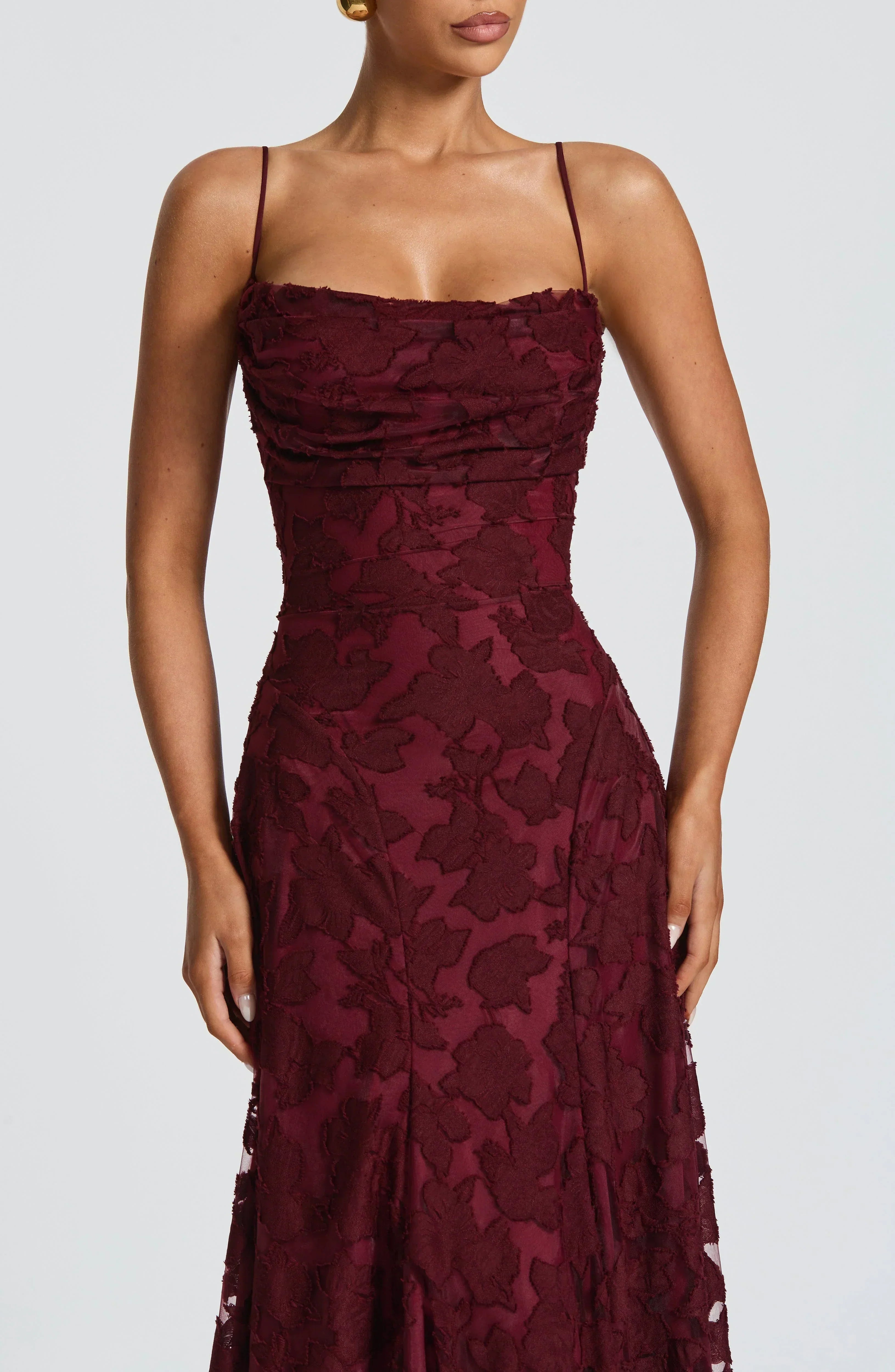 Robe longue Aveline noire en dentelle et satin pour femme