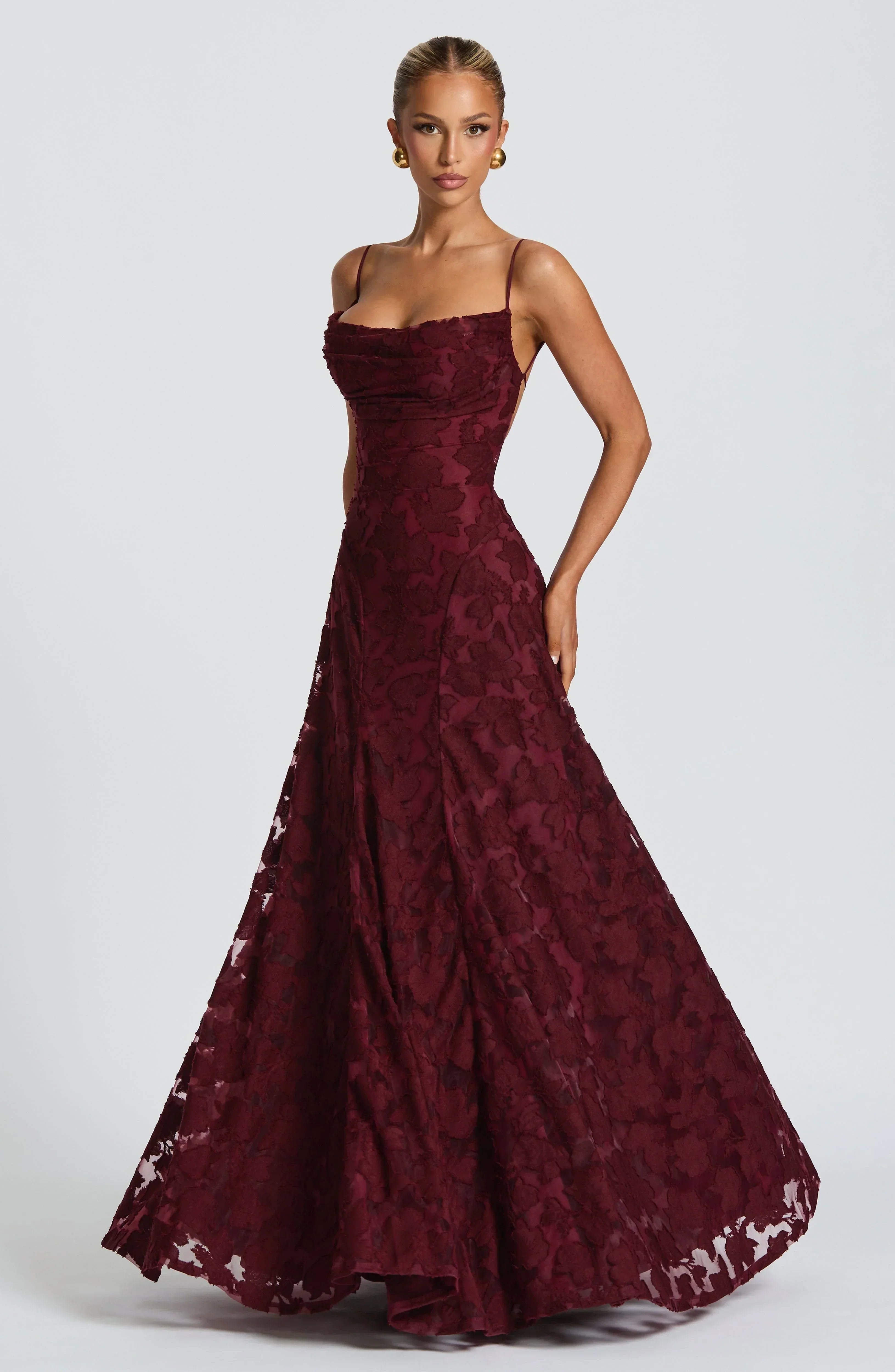 Robe longue Aveline noire en dentelle et satin pour femme