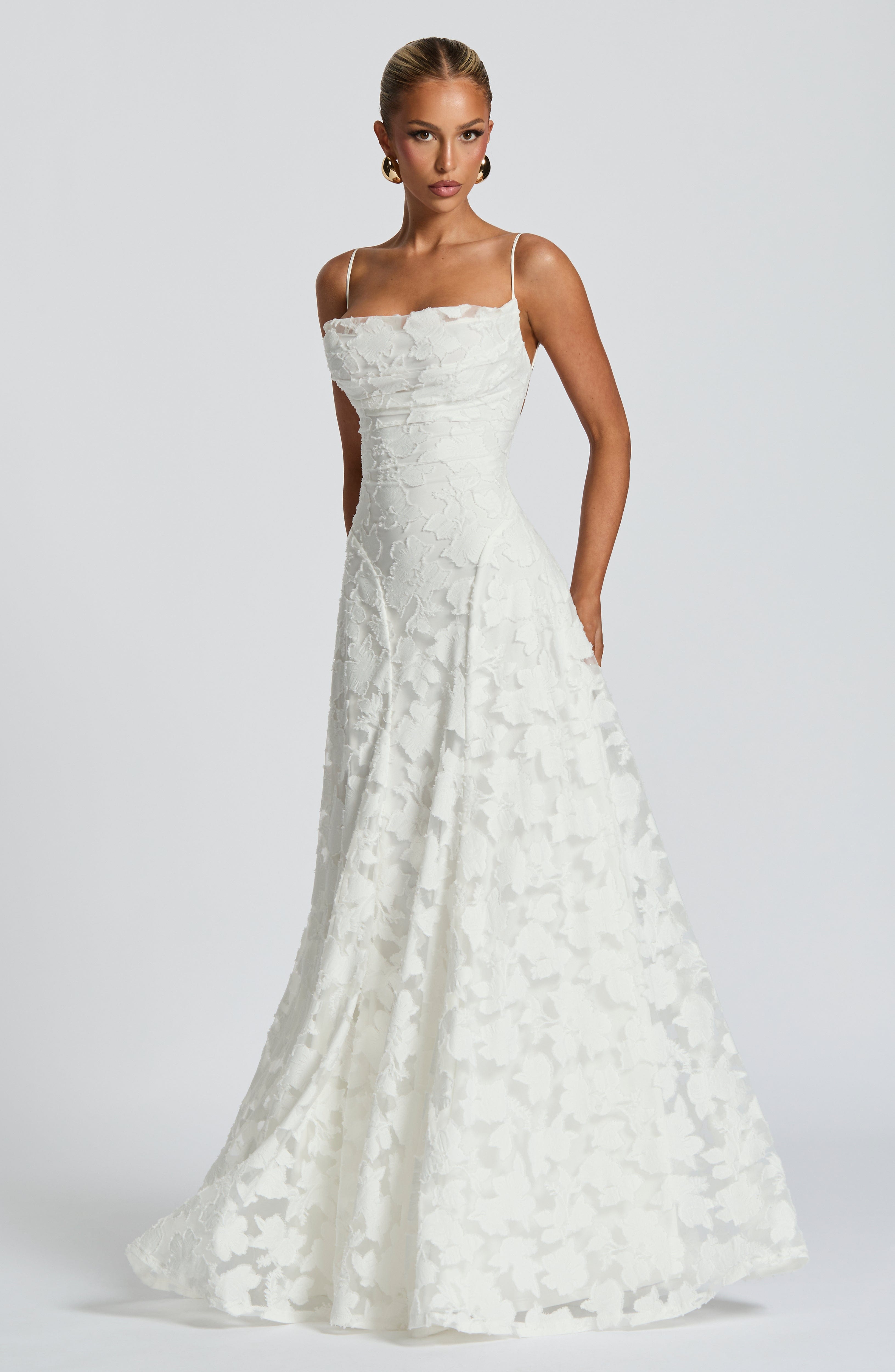 Robe longue Aveline noire en dentelle et satin pour femme