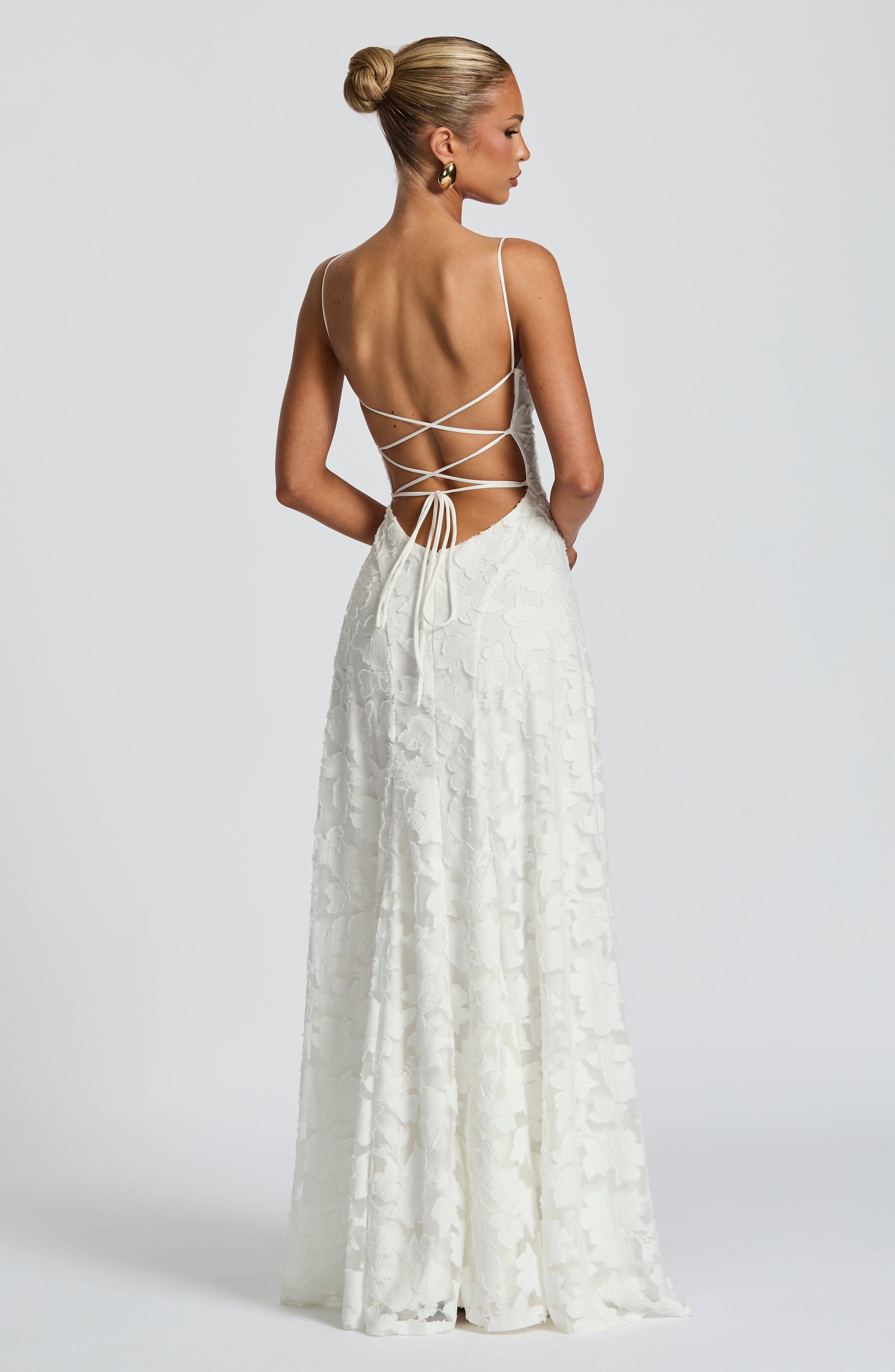 Robe longue Aveline noire en dentelle et satin pour femme