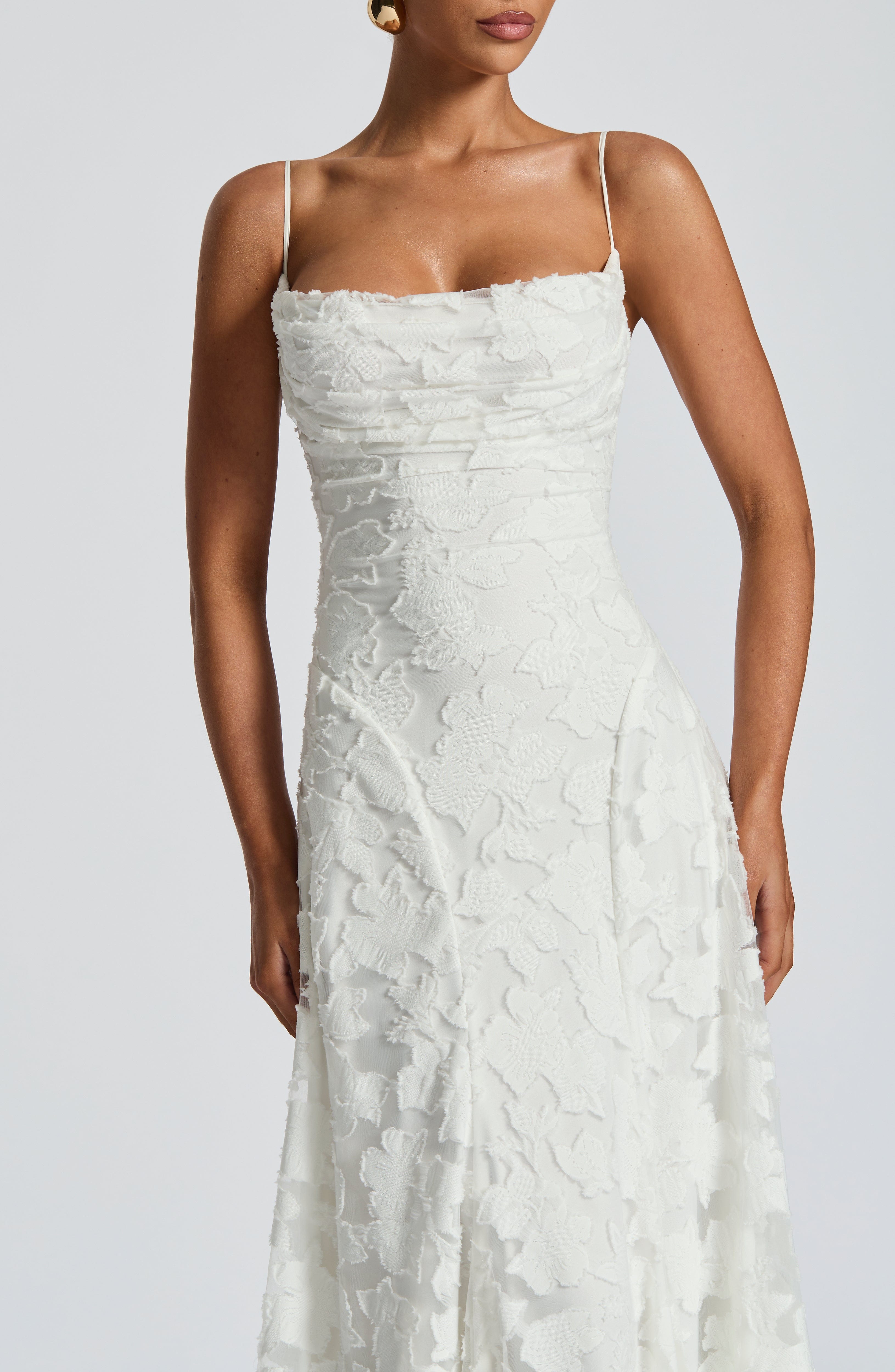 Robe longue Aveline noire en dentelle et satin pour femme