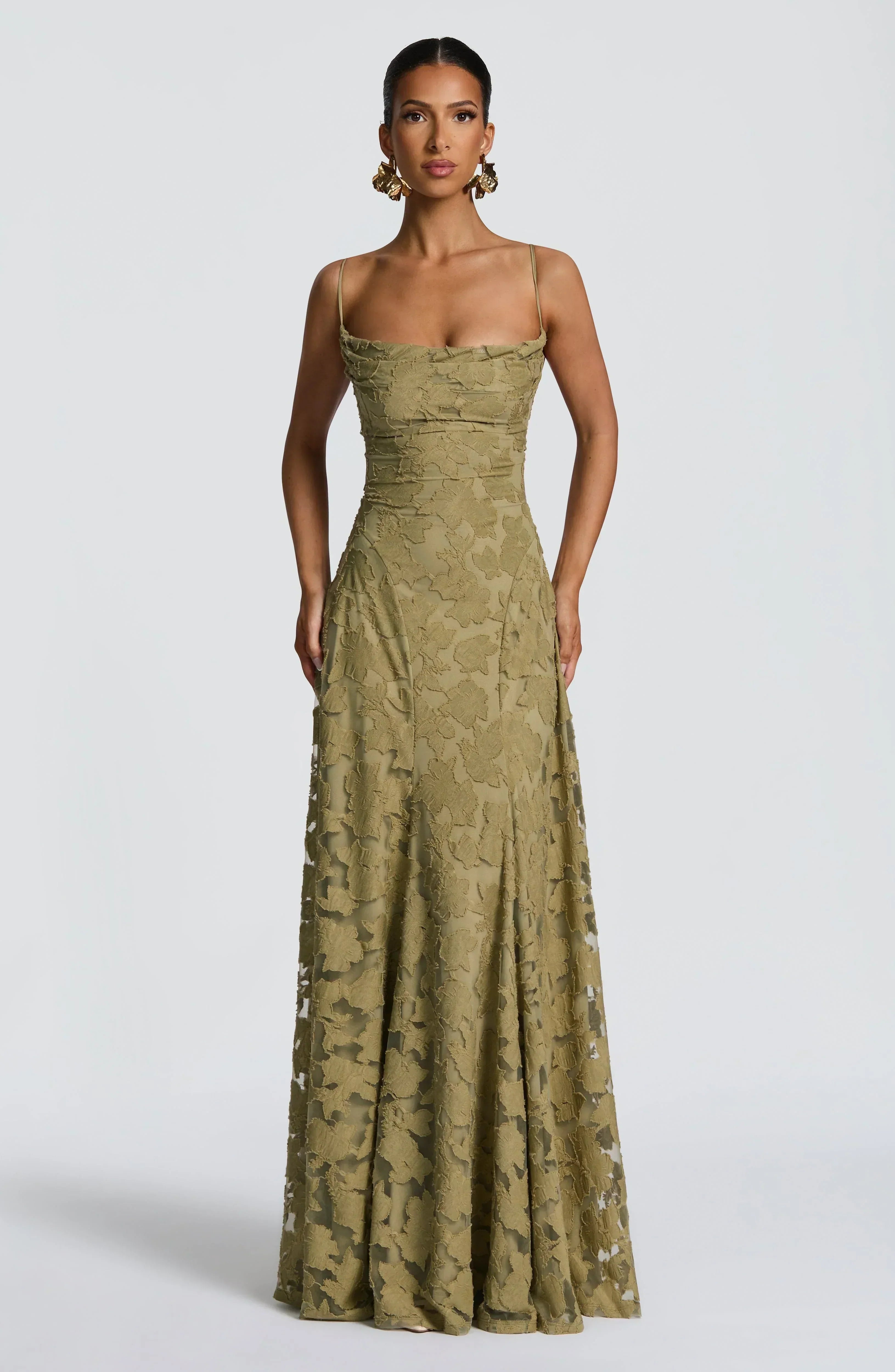 Robe longue Aveline noire en dentelle et satin pour femme