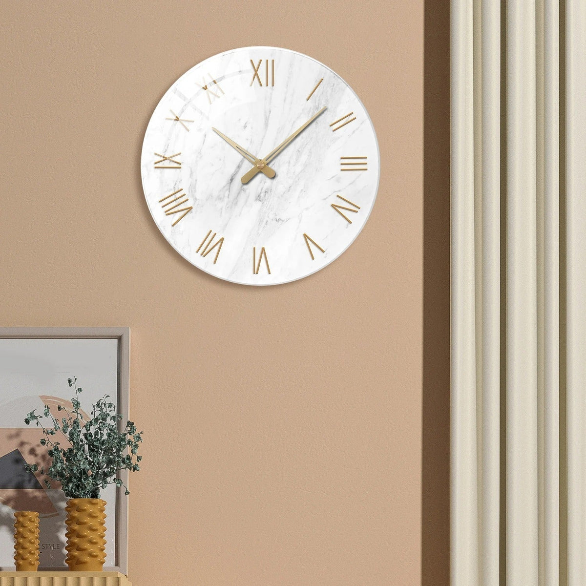 Horloge Murale Effet Marbre – Chiffres Romains Dorés et Élégance Classique