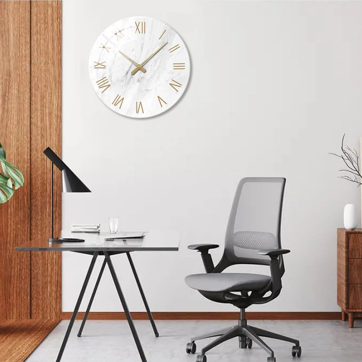 Horloge Murale Effet Marbre – Chiffres Romains Dorés et Élégance Classique