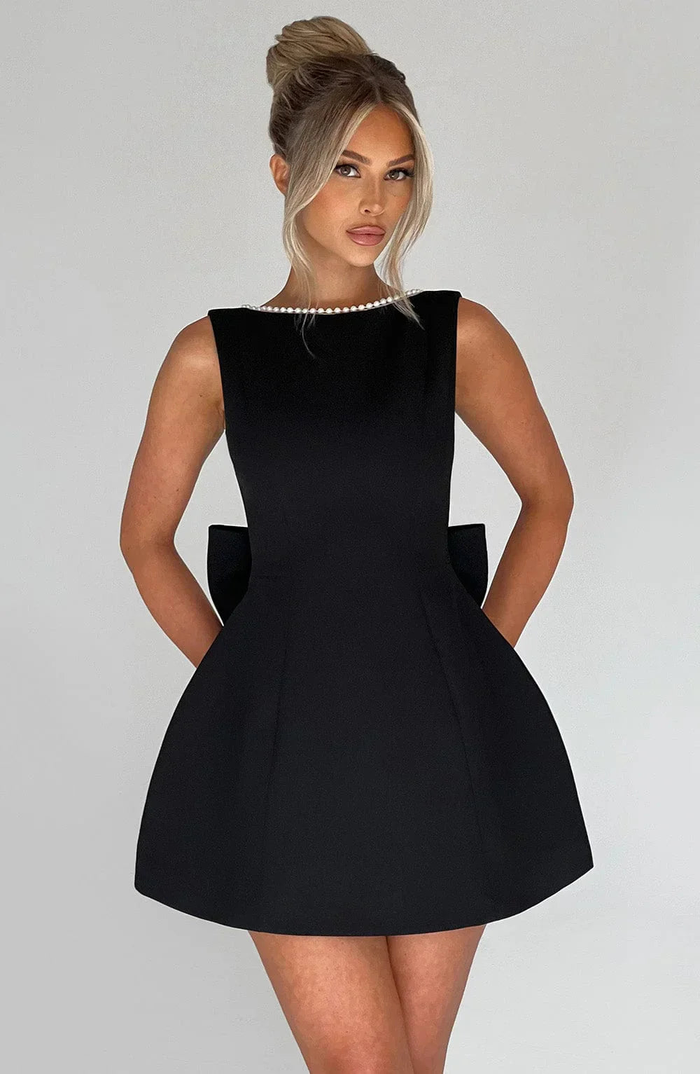 Robe Courte Femme Noire à Nœud Décoratif au Dos - Coton Léger