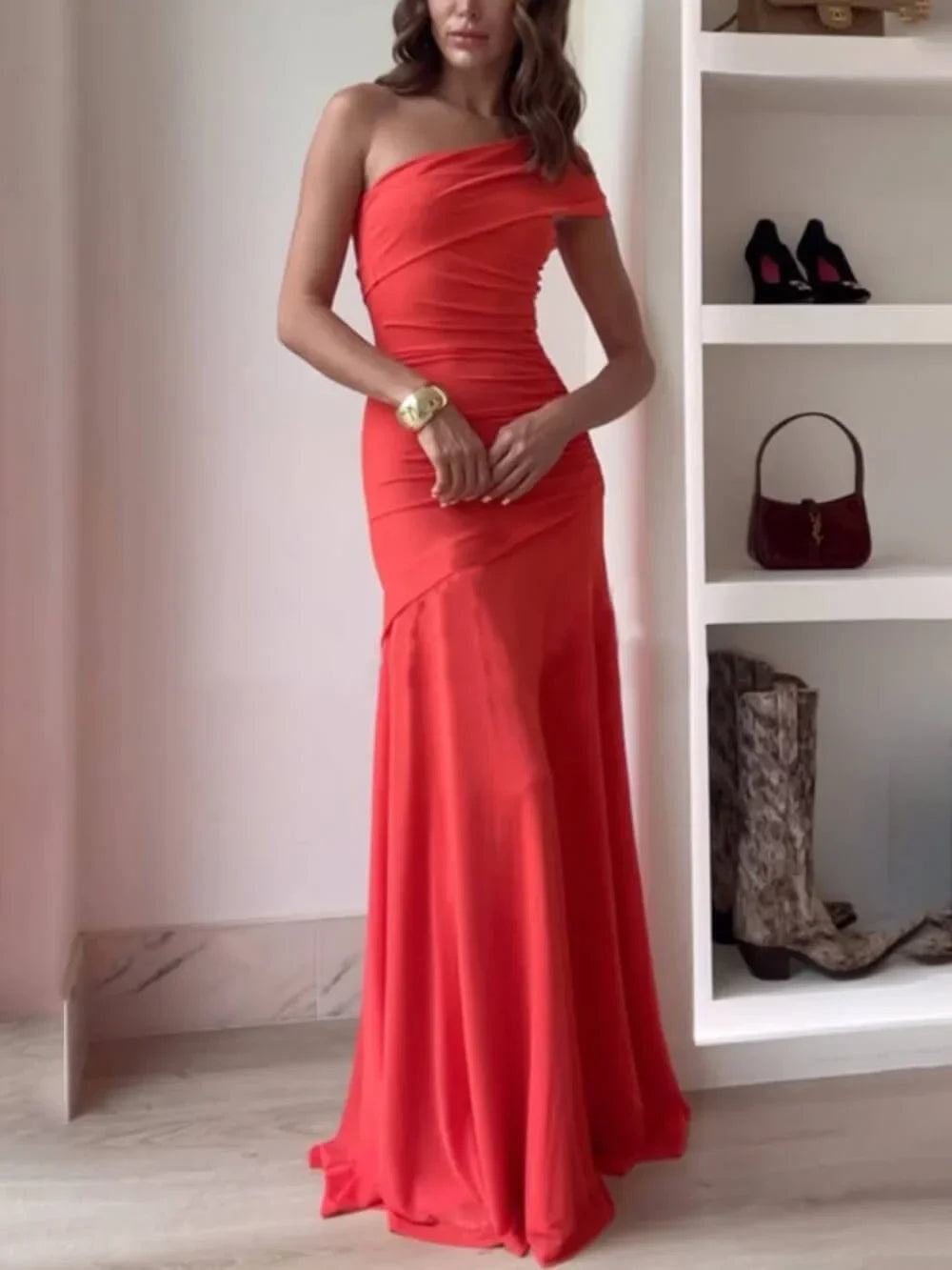 Asymmetrisches langes Damenkleid mit Raffung für elegante Abende