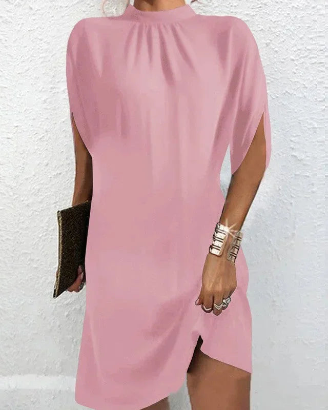 Kurzes Damenabendkleid mit Fledermausärmeln und plissiertem Kragen
