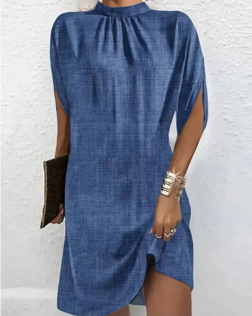Kurzes Damenabendkleid mit Fledermausärmeln und plissiertem Kragen