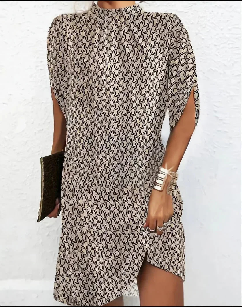 Kurzes Damenabendkleid mit Fledermausärmeln und plissiertem Kragen