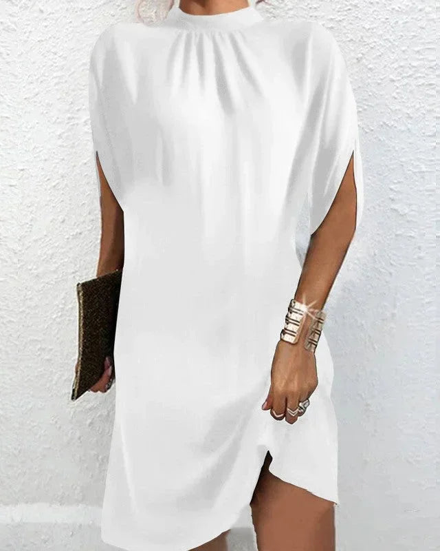Kurzes Damenabendkleid mit Fledermausärmeln und plissiertem Kragen